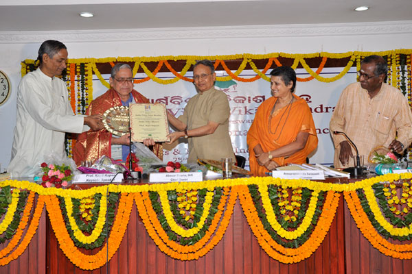 Arsha Vidya-Bharati’ Samman conferred on Prof. Kapl Kapoor