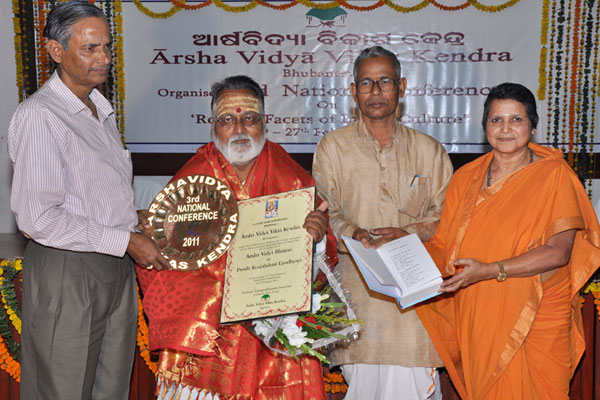 Arsha Vidya-Bharati’ Samman conferred on Pandit    Kunjabehari Upadhyaya for surfacing Paippal