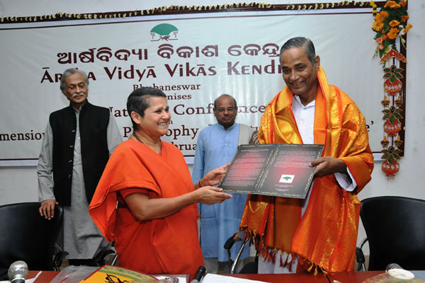 Swamini offering Arsha Vidya Vacaspati Title to Prof. Prafulla Kumar Mishra