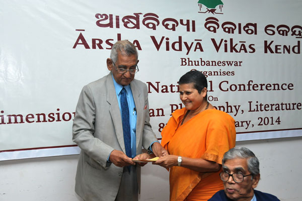 Swamini honouring Sri Rath with Arsha Vidya Kulasreshtha Samman