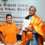 Swamini honouring Dr. Jagannath Prasad Das with Arsha Vidya Kulasreshtha Samman