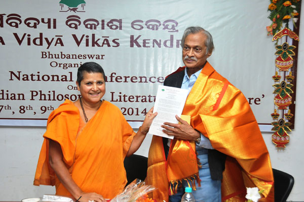 Swamini honouring Dr. Jagannath Prasad Das with Arsha Vidya Kulasreshtha Samman