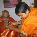 Honouring-Maha-Mandaleswara-Divyanandaji