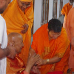 Honouring-Mandaleswara-Satyamitranandaji