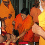 Honouring-Mandaleswara-Satyamitranandaji