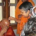 Honouring-Mandaleswara-Satyamitranandaji-Maharaj
