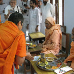 Honouring-Sri-Swami-Padmanabhanandaji,-General-Secretary,-Divine-Life-Society