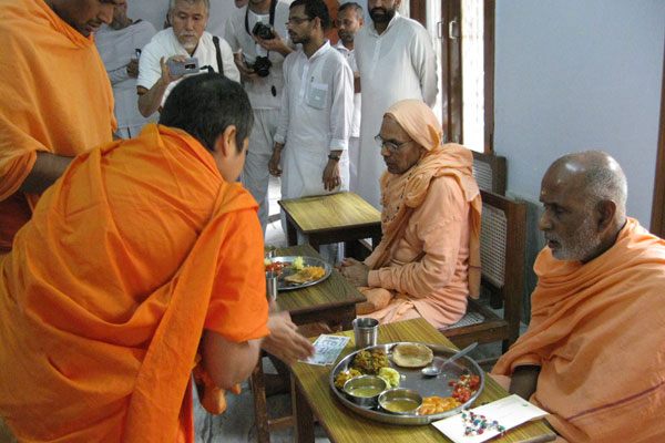 Honouring-Sri-Swami-Padmanabhanandaji,-General-Secretary,-Divine-Life-Society