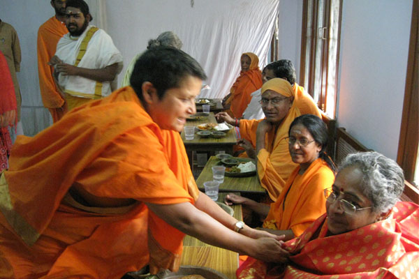 Honouring-Swamini-Brahmaprakasanandaji