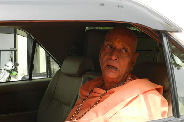 Mahamandaleswara-Satyamitranandaji-leaving