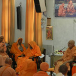 Maha-Mandaleswara-Divyanandaji-addressing