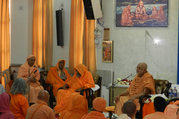 Maha-Mandaleswara-Divyanandaji-addressing
