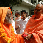 Pujya-Swamiji-receiving-Mandaleswara-Satyamitranandaji