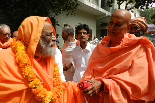 Pujya-Swamiji-receiving-Mandaleswara-Satyamitranandaji